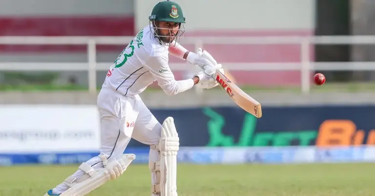 ছবিতে ব্যাট হাতে মেহেদী হাসান মিরাজ